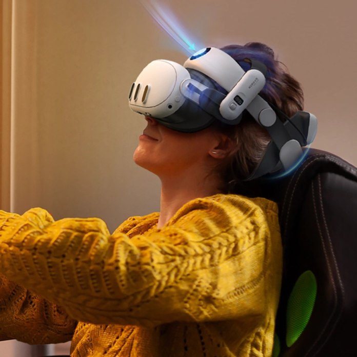 Kobieta z założonymi goglami VR Meta Quest 3 z dołożonym paskiem odciążającym BoboVR S3 Pro